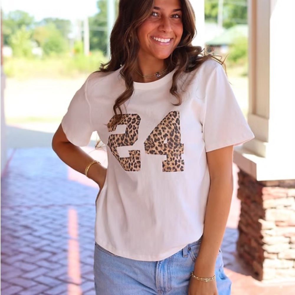 Things Between (L) Sporty Leopard Print 24 Short Sleeve White T-Shirt